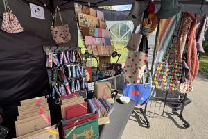 Stand StitchWeaveSmile Kreativmarkt Cafe Mandel 3 @StitchWeaveSmile Verkaufsstand mit handgemachten Karten, Schlüsselbändern, Büchern, Schals, Hüten im Pavillon