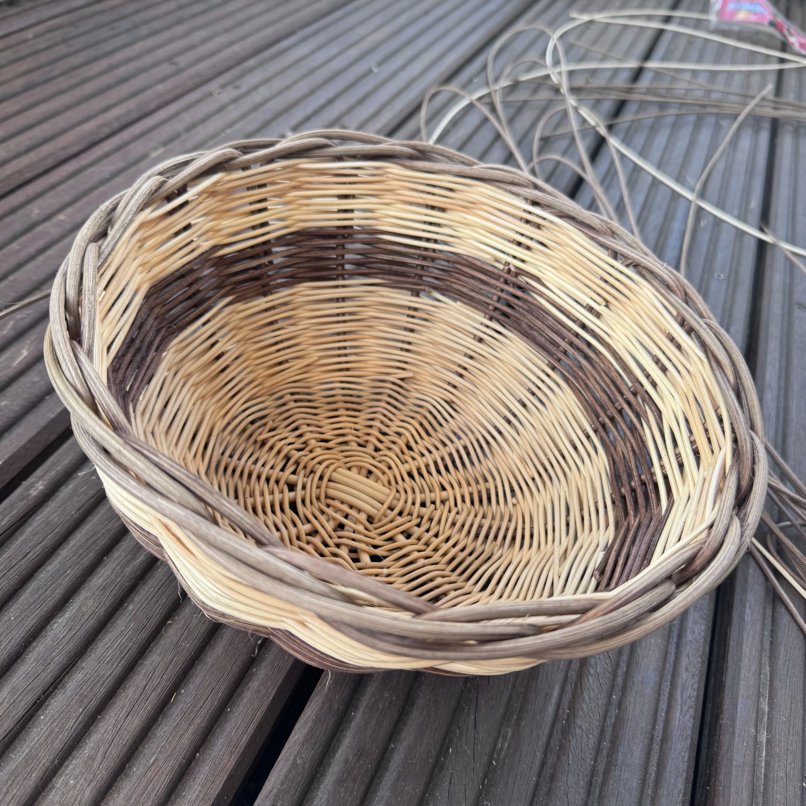 Korb aus Peddigrohr, gestreift, groß