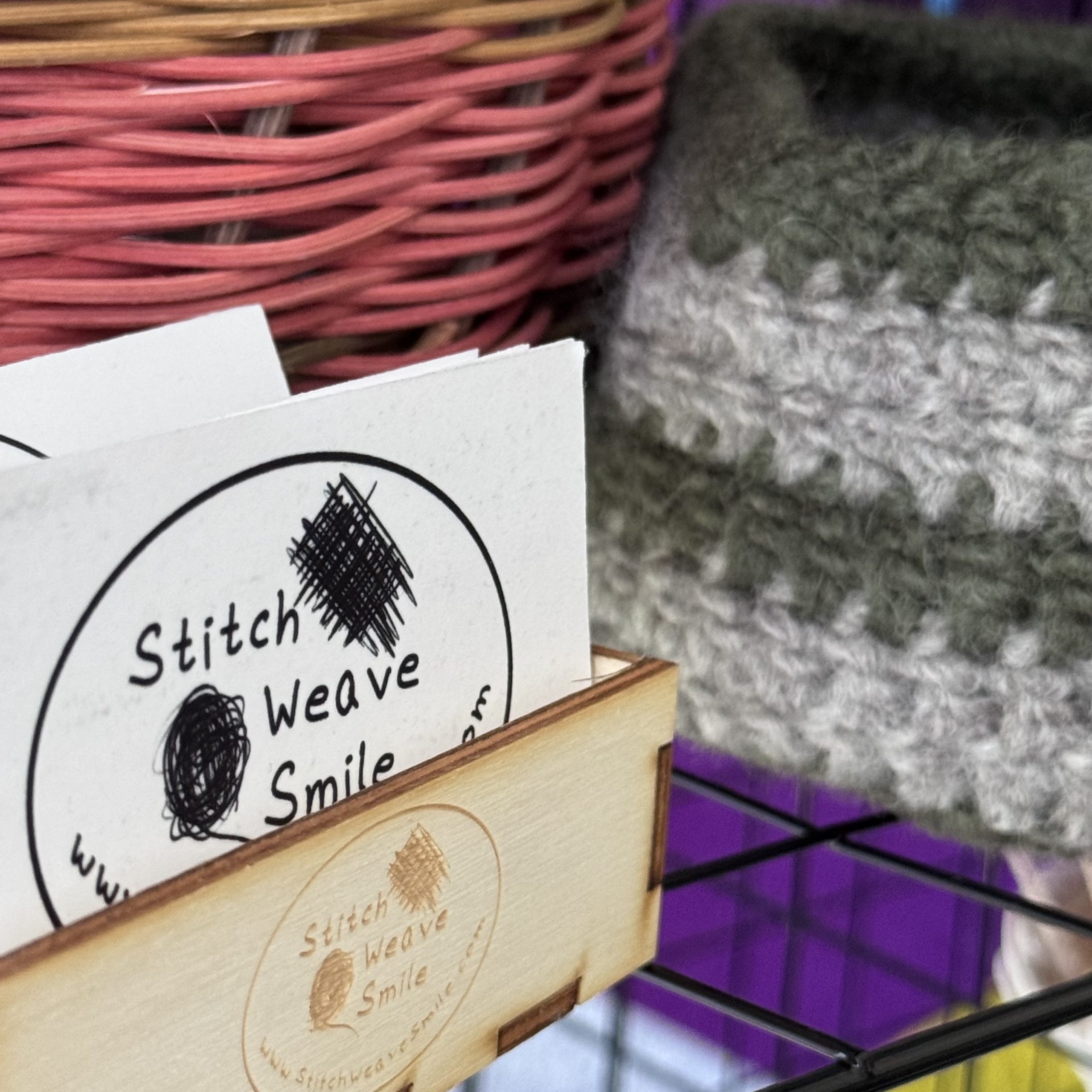 IMG_1135 Visitenkarten mit Stitch Weave Smile Logo in Holzkiste