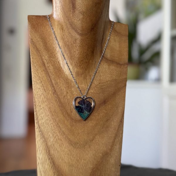 Kette mit in UV Resin eingegossener Trockenblume in silberfarbenem Herzrahmen