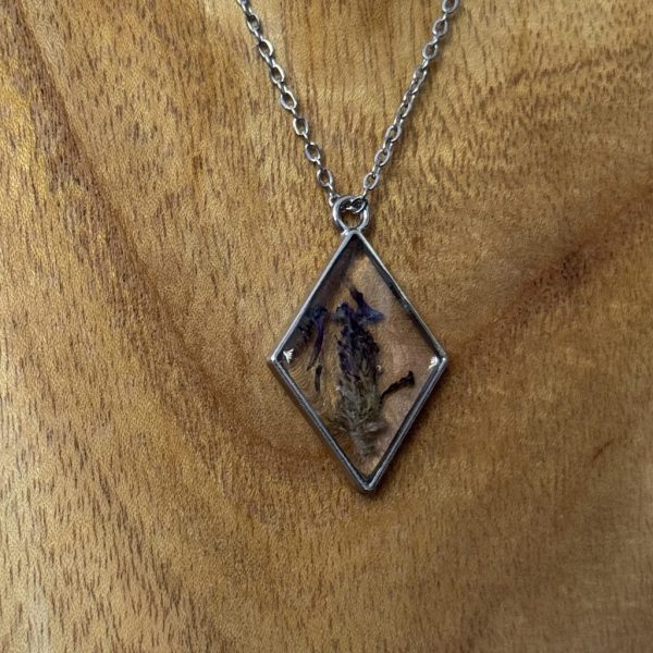 Kette mit in UV Resin eingegossener Lavendelblüte in silberfarbenem, rautenförmigem Rahmen