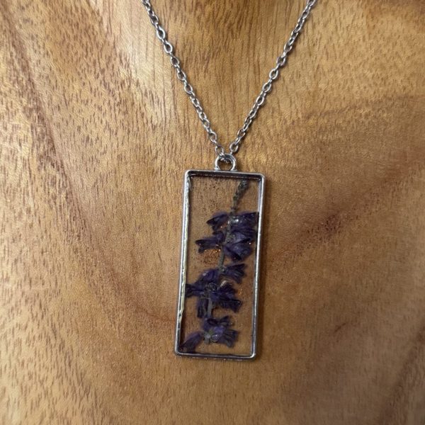 Kette mit in UV Resin eingegossener Trockenblume in silberfarbenem, rechteckigem Rahmen