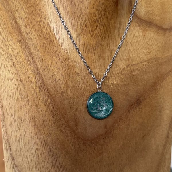 Kette mit türkisfarbenem UV Resin in silberfarbener, runder Lünette