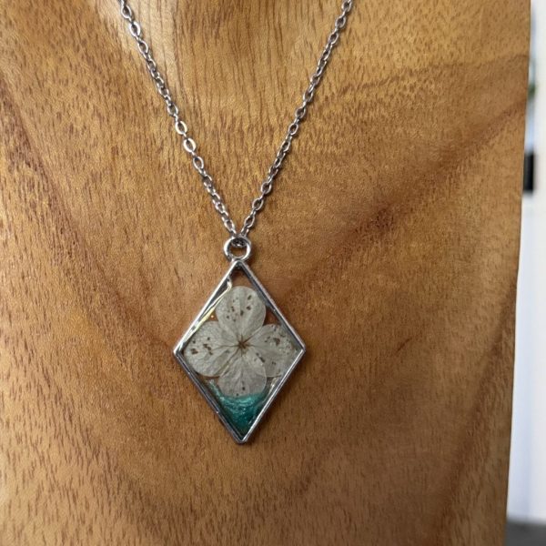 Kette mit in UV Resin eingegossener Hortensienblüte in silberfarbenem, rautenförmigem Rahmen