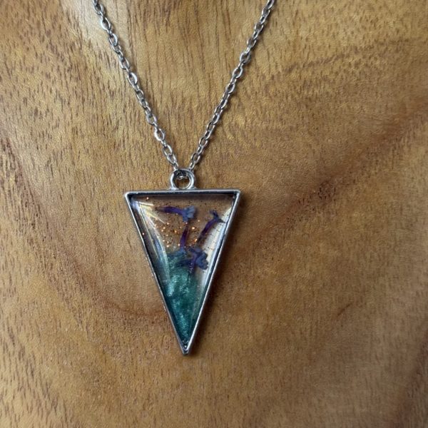 Kette mit in UV Resin eingegossener Trockenblume in silberfarbenem, dreieckigem Rahmen