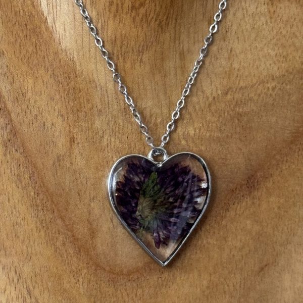 Kette mit in UV Resin eingegossener Kleeblüte in silberfarbenem Herzrahmen