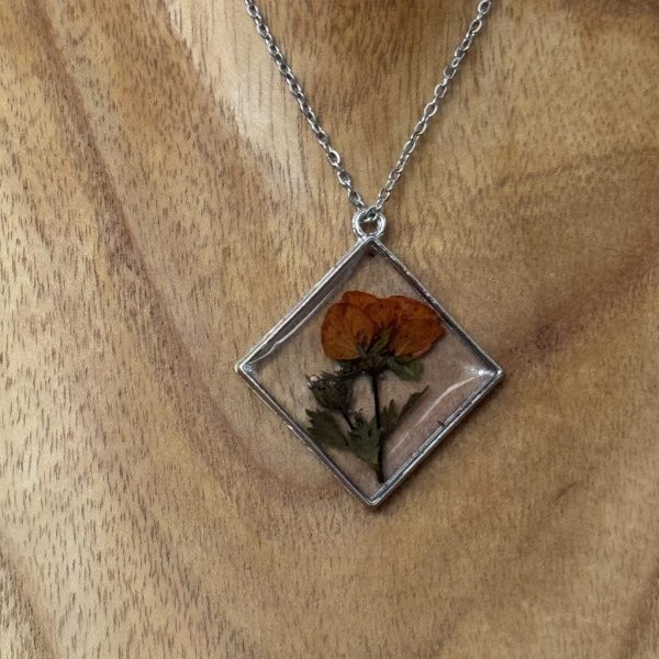Kette mit in UV Resin eingegossener orangener Trockenblume in silberfarbenem, rautenförmigem Rahmen
