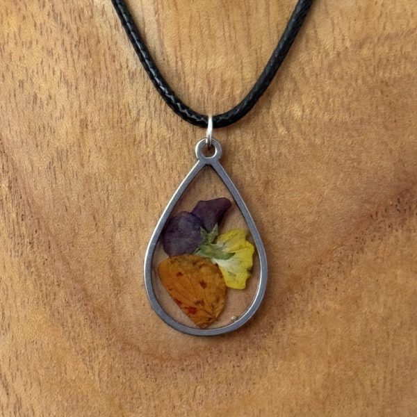 Kette mit in UV Resin eingegossener Trockenblume in edelstahlfarbenem, tropfenförmigem Rahmen