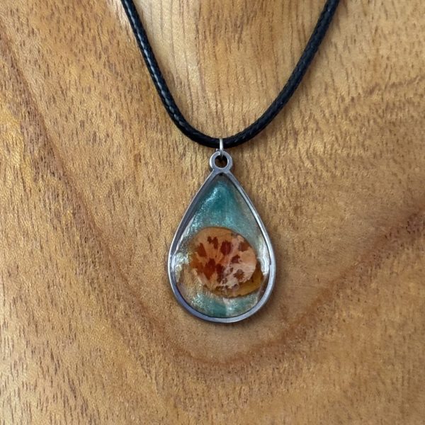 Kette mit in UV Resin eingegossener Trockenblume in edelstahlfarbenem, tropfenförmigem Rahmen