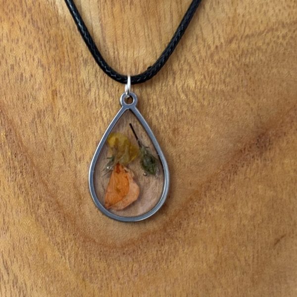 Kette mit in UV Resin eingegossener Trockenblume in edelstahlfarbenem, tropfenförmigem Rahmen