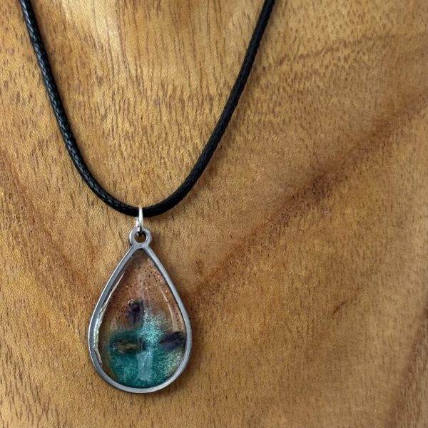 Kette mit in UV Resin eingegossener Trockenblume in edelstahlfarbenem, tropfenförmigem Rahmen