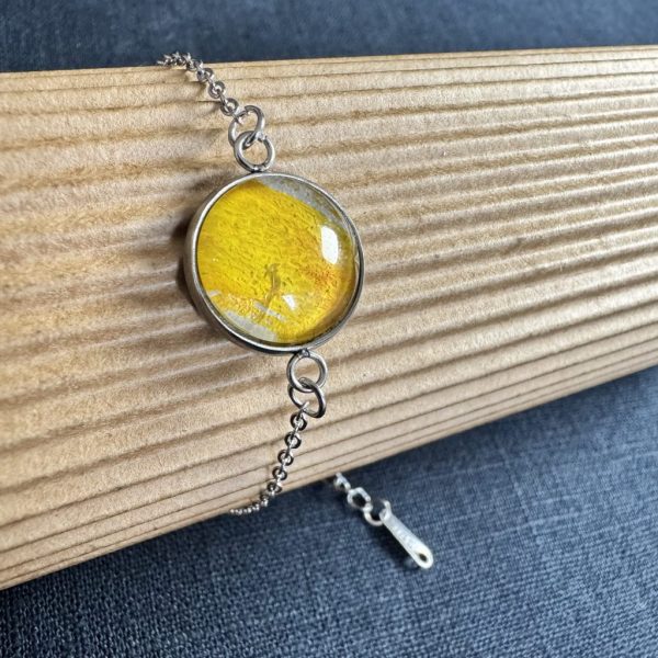 Armband mit Glas-Cabochon mit gelbem Muster, handgedruckt