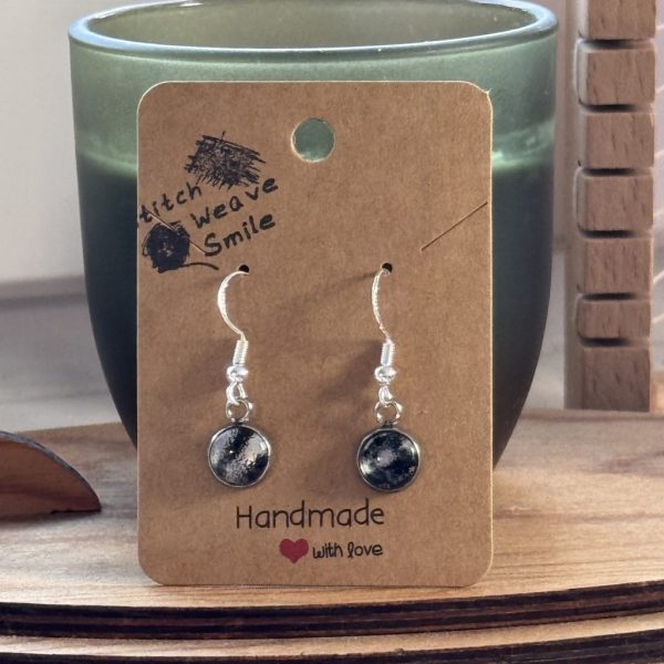 Ohrringe schwarz / weiß hinter Glas-Cabochons, Muster handgedruckt