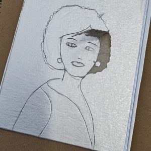 Drucken mit Tetrapak Drucken mit Tetrapak - Zeichnung einer Frau mit mittellangem Haar in Silberfolie eingeritzt