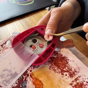 Handbedrucktes Papier rund ausstanzen Handbedrucktes Papier rund ausstanzen