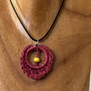 Kette mit Herz-Anhänger, Kreis umhäkelt mit roter Wolle, mit gelber Perle_1020900005 @StitchWeaveSmile Kette mit Herz-Anhänger, Kreis umhäkelt mit roter Wolle, mit gelber Perle