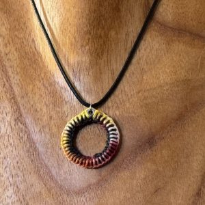 Kette mit Anhänger, Rechteck umflochten mit gewachster Baumwolle (gelb / rot / schwarz)_1020900003 @StitchWeaveSmile Kette mit Anhänger, Rechteck umflochten mit gewachster Baumwolle (gelb / rot / schwarz)