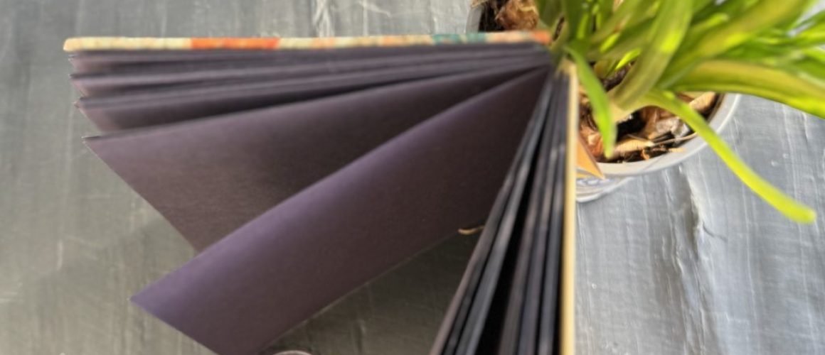 Handgebundenes Notizbuch DIN A5 mit Motiv "Orangen", Buchdeckel aus Korkstoff, schwarzem Kraftpapier, 72 Seiten_2010220004 @StitchWeaveSmile