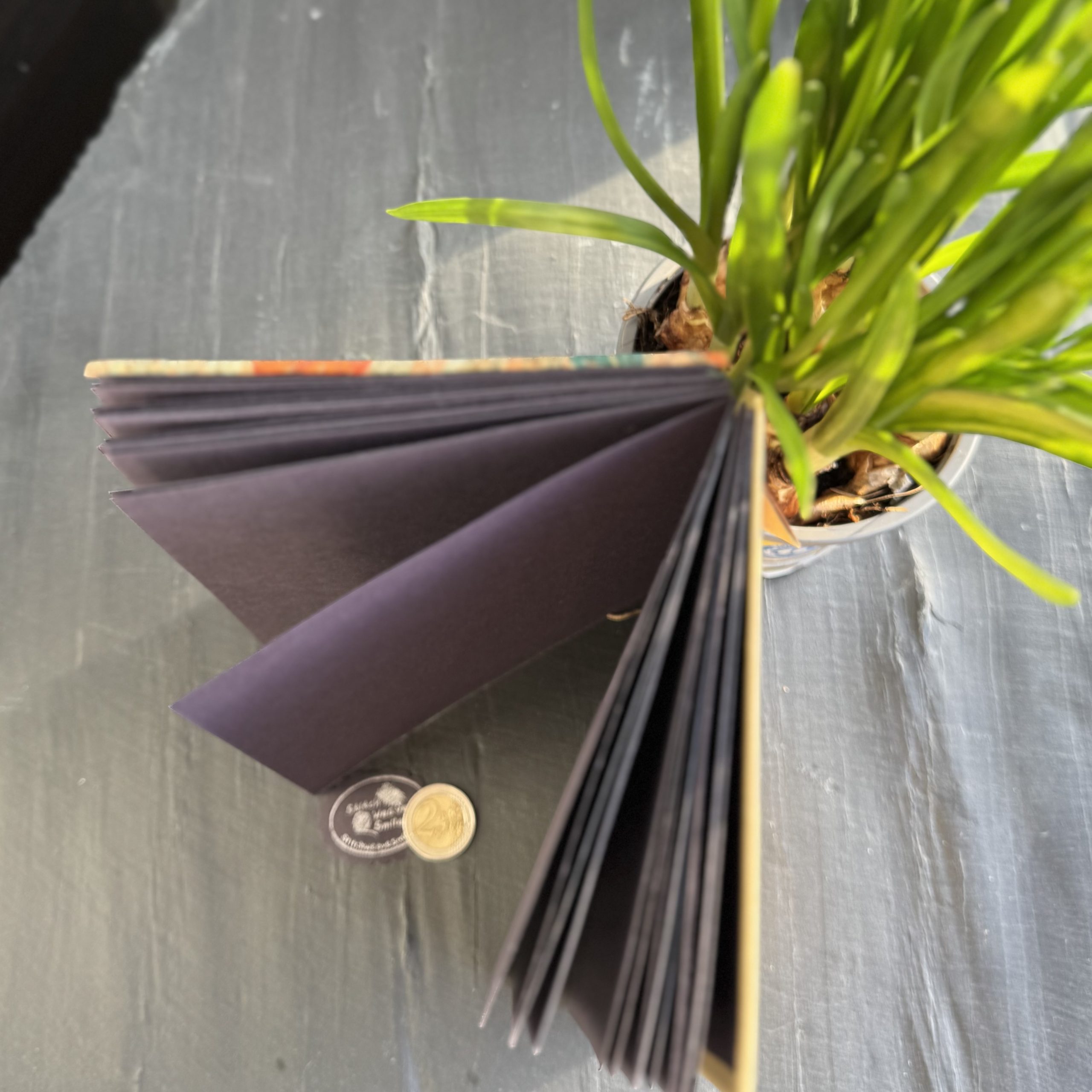 Handgebundenes Notizbuch DIN A5 mit Motiv "Orangen", Buchdeckel aus Korkstoff, schwarzem Kraftpapier, 72 Seiten_2010220004 @StitchWeaveSmile