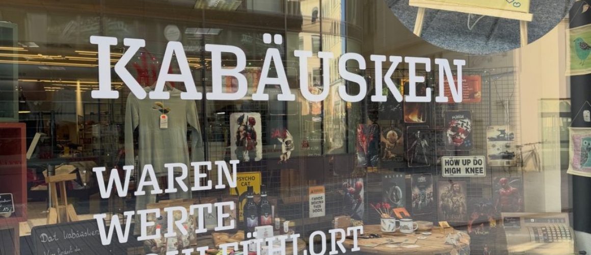 Schaufenster des Kabäusken, Text: "Kabäusken Waren Werte Wohlfühlort"