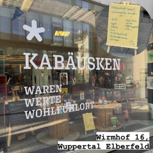 Kabäusken Außenansicht @StitchWeaveSmile Schaufenster des Kabäusken, Text: "Kabäusken Waren Werte Wohlfühlort"