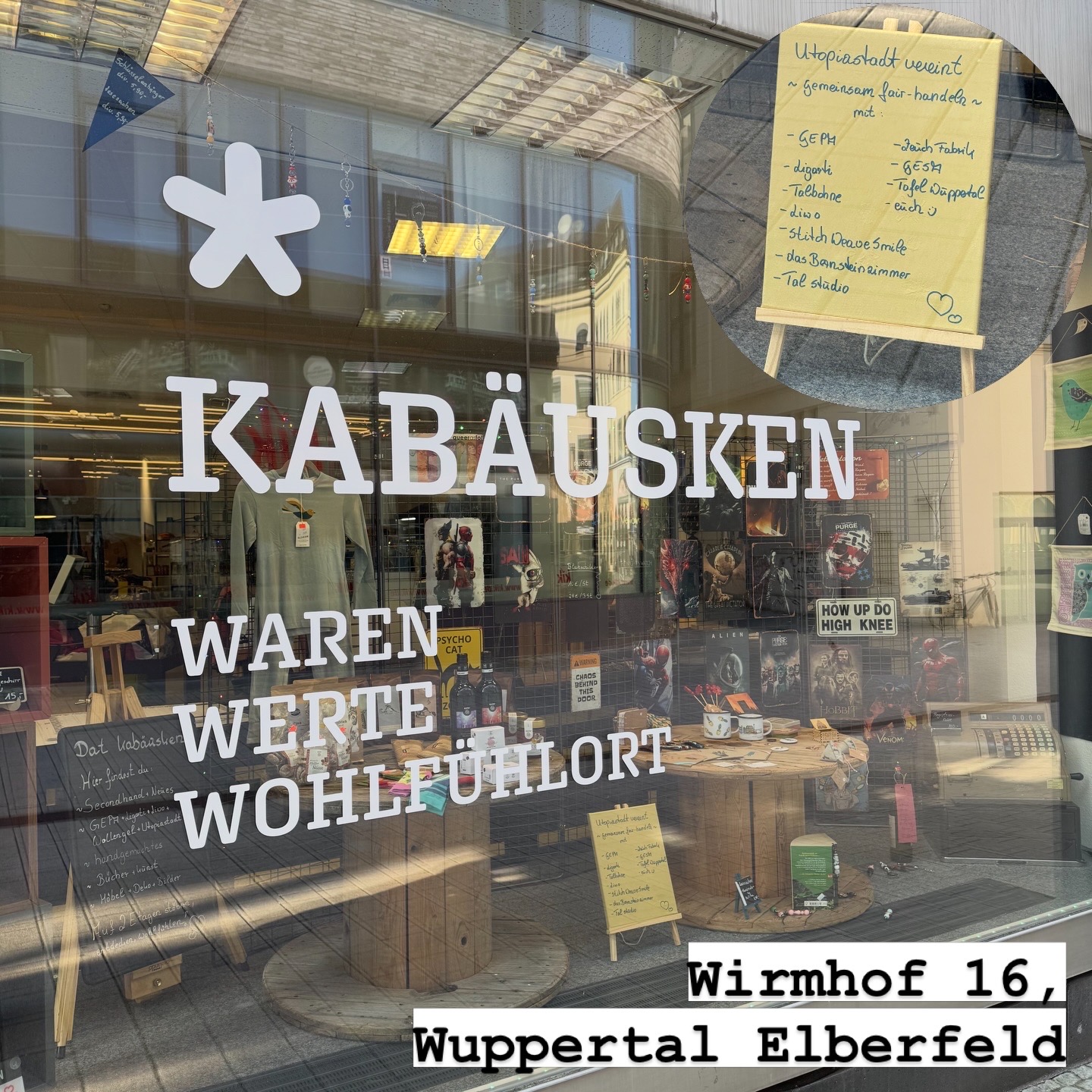 Schaufenster des Kabäusken, Text: "Kabäusken Waren Werte Wohlfühlort"
