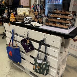 Verkaufsstand Kabäusken @StitchWeaveSmile Verkaufsstand mit Taschen, Schmuck, Schals, Schlüsselanhängern, Körben, Büchern, Grußkarten