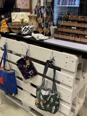 Verkaufsstand Kabäusken @StitchWeaveSmile Verkaufsstand mit Taschen, Schmuck, Schals, Schlüsselanhängern, Körben, Büchern, Grußkarten