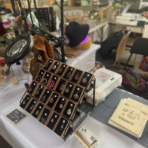 Stand StitchWeaveSmile Kunstrausch Kunsthandwerkermarkt 18.4.2026_4 ©StitchWeaveSmile Stand StitchWeaveSmile Kunstrausch Kunsthandwerkermarkt 18.4.2026