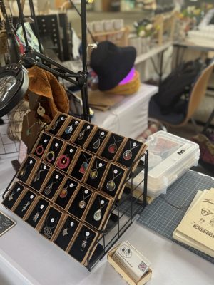 Stand StitchWeaveSmile Kunstrausch Kunsthandwerkermarkt 18.4.2026_4 ©StitchWeaveSmile Stand StitchWeaveSmile Kunstrausch Kunsthandwerkermarkt 18.4.2026