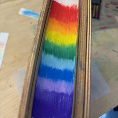 Der Schnitt eines Buches in Regenbogenfarben gefärbt