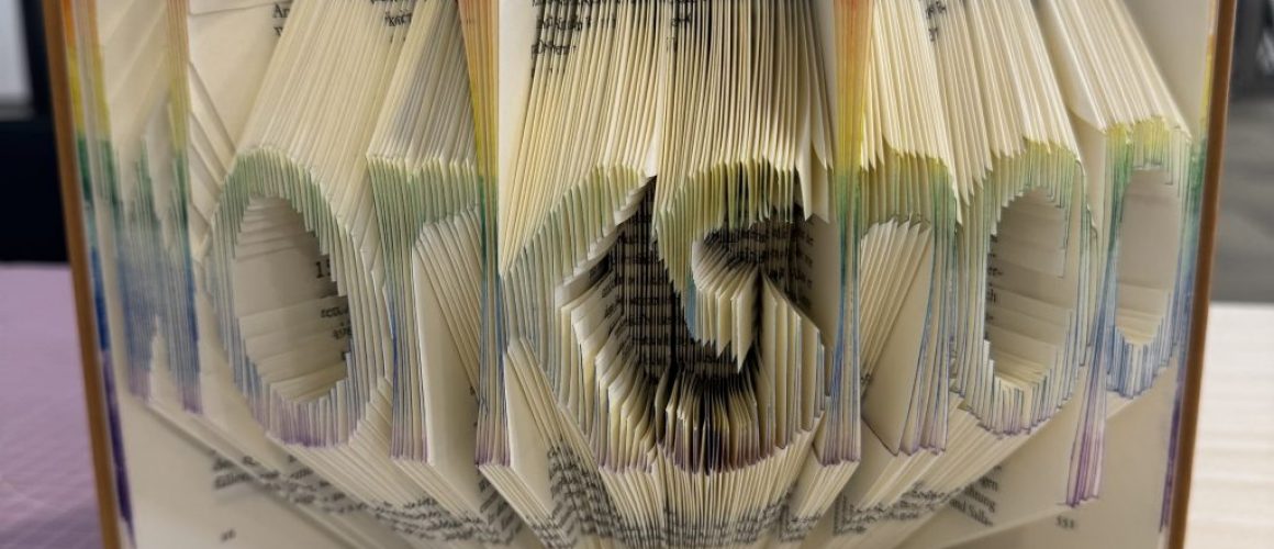 In die Seiten eines Buches wurde das Wort Workshop gefaltet