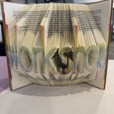 In die Seiten eines Buches wurde das Wort Workshop gefaltet