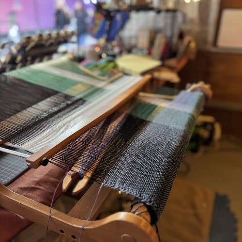 Webrahmen ©StitchWeaveSmile Webrahmen mit schwarz-grüner Bespannung