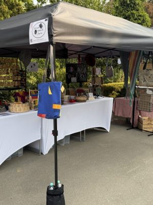 Handmade Markt Café Mandel 2026_1 ©StitchWeaveSmile Kunsthandwerk Verkaufsstand unter grauem Pavillon