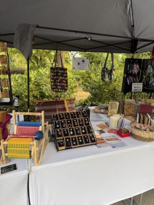 Handmade Markt Café Mandel 2026_4 ©StitchWeaveSmile Kunsthandwerk Verkaufsstand mit Schmuck, Taschen, Körben, Taschen, kleinem Webstuhl