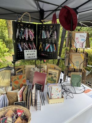 Handmade Markt Café Mandel 2026_2 ©StitchWeaveSmile Kunsthandwerk Verkaufsstand mit Schlüsselbändern, Grußkarten, Handgebundenen Büchern
