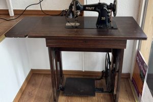 Pfaff1 ©StitchWeaveSmile Historische Pfaff Nähmaschine auf Holztisch