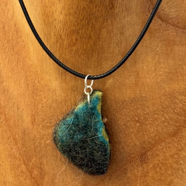 Kette mit Anhänger aus Filz, grün / schwarz, Kette aus gewachstem Leder